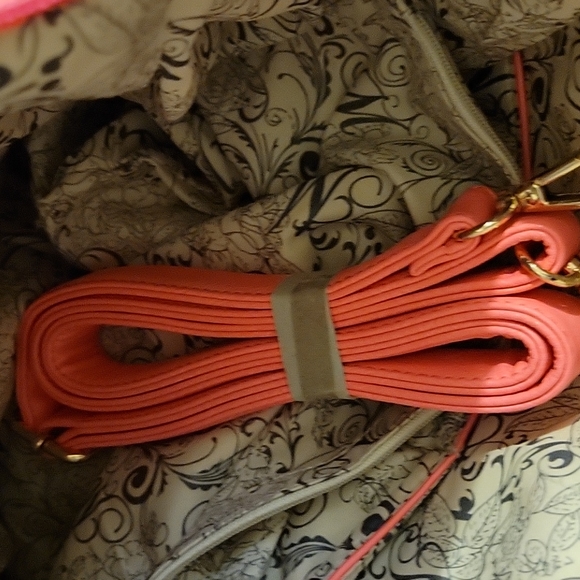 Pink Fashion Handbag - Picture 4 of 4